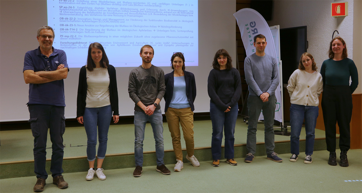 Ricercatrici e ricercatori del Centro Laimburg coinvolti nel progetto prioritario. Da sinistra a destra Manfred Wolf, Martina Falagiarda, Martin Parth, Silvia Schmidt, Giulia Tonini, Urban Spitaler, Alessia Conci, Sonia Panizza. © Laimburg Research Centre